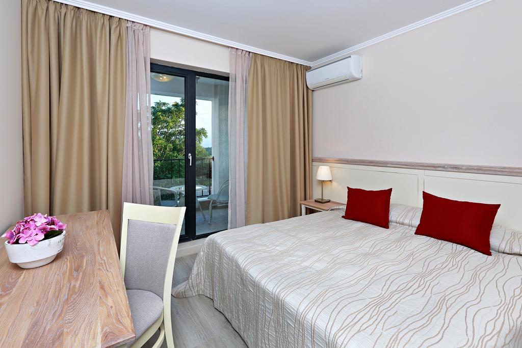 Private Apartments In White Rock Castle بالشيك الغرفة الصورة