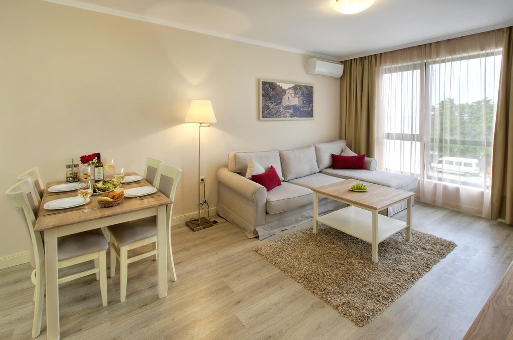 Private Apartments In White Rock Castle بالشيك الغرفة الصورة
